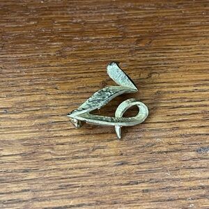 Vintage gold tone Manselle letter “V” Brooch, good condition